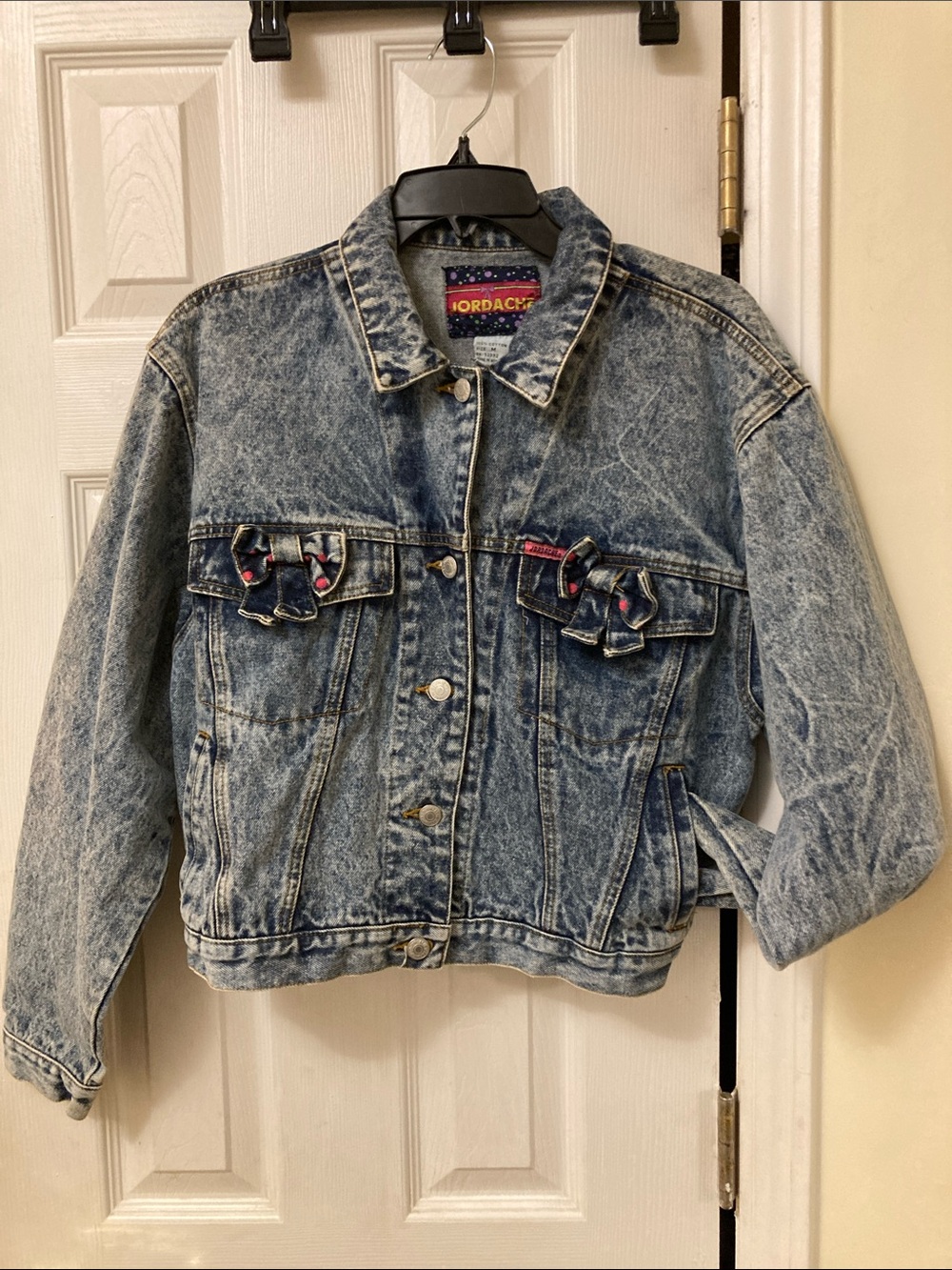 VINTAGE Jordache Acid-Wash Denim Jacket in Blue with Pink Accents
SIZE M
WOMENS